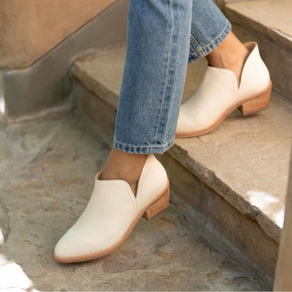 • Nisolo • Women’s Mia Ankle Heeled Boots Cream / White
9.5